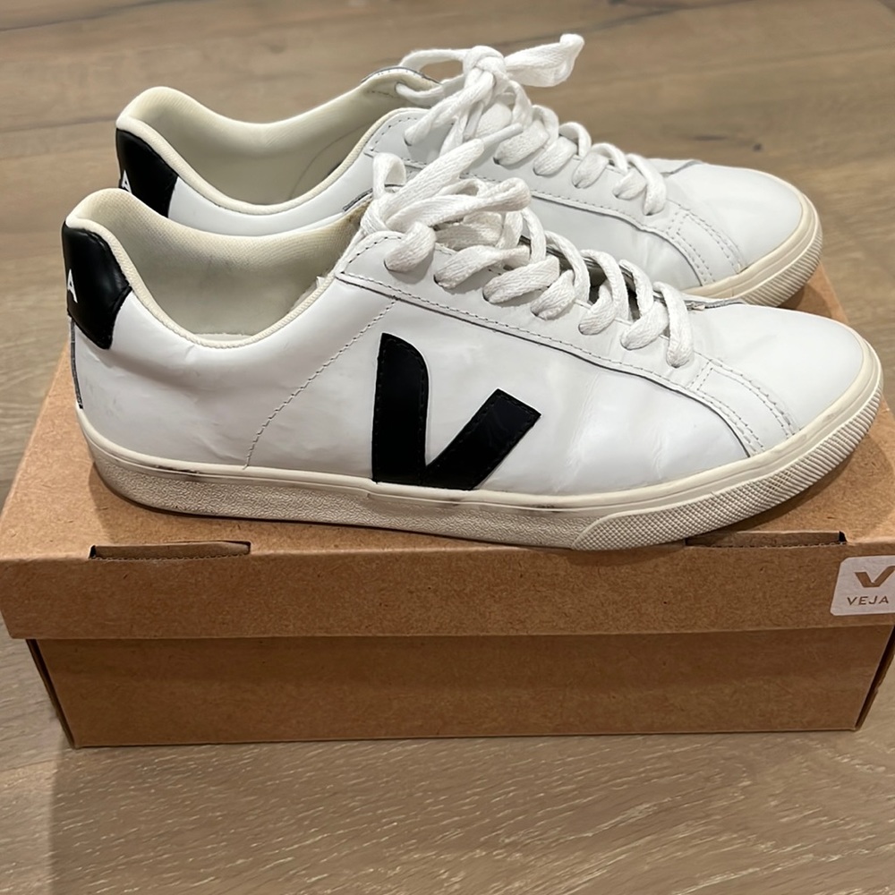In Demand! Veja Black & White Sneaker